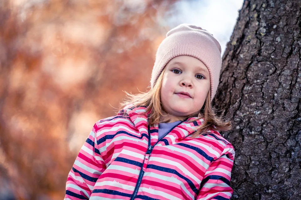 Kinderportrait an einem Baum