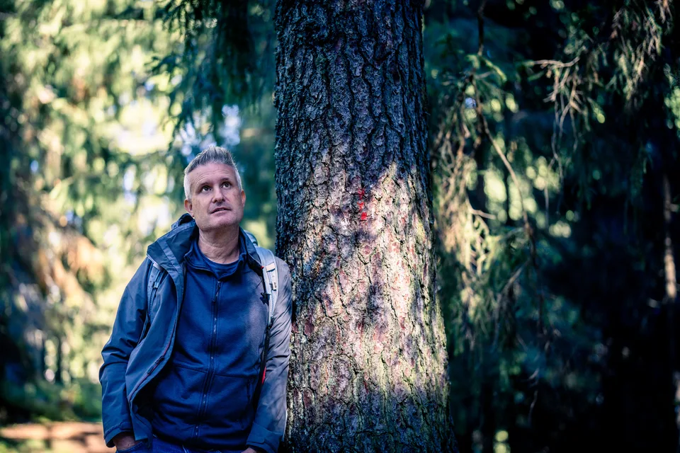 Portrait eines Mannes an einem Baum