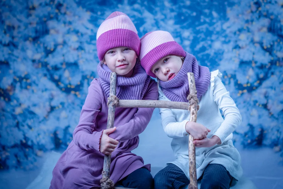 Zwei Kinder in einer blauen Waldszene